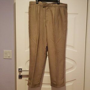 NWOT Dockers pleated khaki pants size W 40 L 30